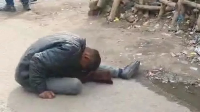 तीन घंटे तर नशे में सड़क पर झूमता दिखा युवक, लोगों ने वीडियो बना इंटरनेट पर किया वायरल