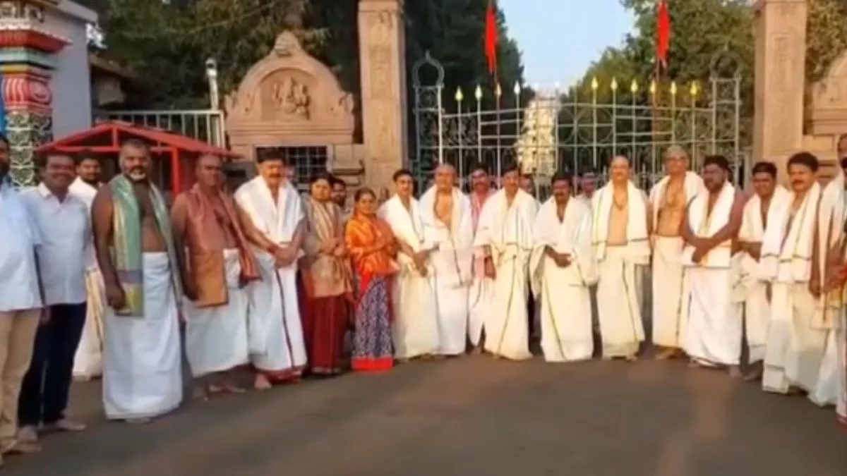 Bihar Politics: बिहार के विधायकों को लेकर कांग्रेस अलर्ट, राहुल गांधी से लेकर MLA तक मंदिर-मंदिर में टेक रहे मत्था
