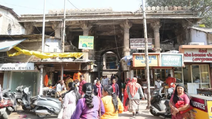 अहमदाबाद में 15वीं सदी में बना रानी का हजीरा हाल ही अतिक्रमण मुक्त कराया गया
