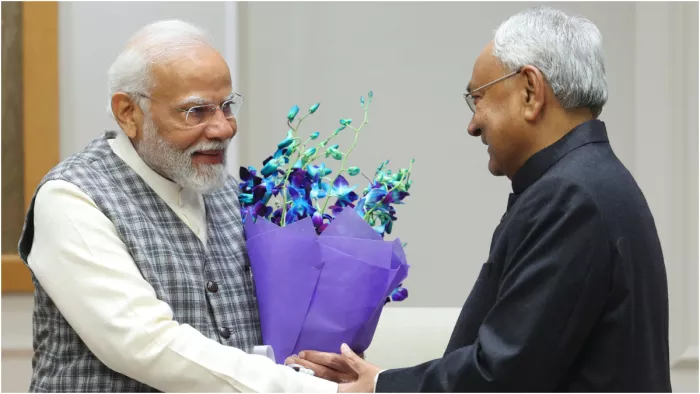 बहुमत परीक्षण से पहले दिल्ली में नीतीश कुमार और PM मोदी की मुलाकात