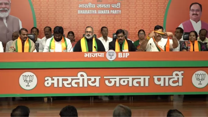 तमिलनाडु के 15 पूर्व विधायक और एक पूर्व सांसद बुधवार को भाजपा में शामिल हो गए।