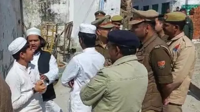 संदिग्ध युवकों से पूछताछ करती पुलिस। जागरण