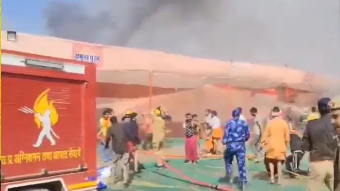 महाकुंभ मेला क्षेत्र के शंकराचार्य मार्ग स्थित सेक्टर-18 में लगी आग।- वीडियो ग्रैब
