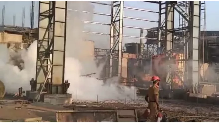घटनास्थल पर आग बुझाते हुए अग्निशमन कर्मी। (फोटो जागरण)