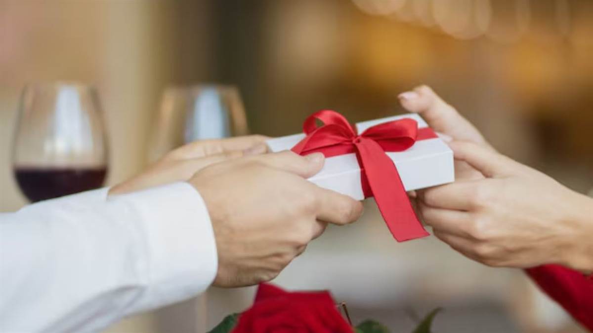 https://www.jagranimages.com/images/newimg/07022025/07_02_2025-propose_day_23880144.jpg
