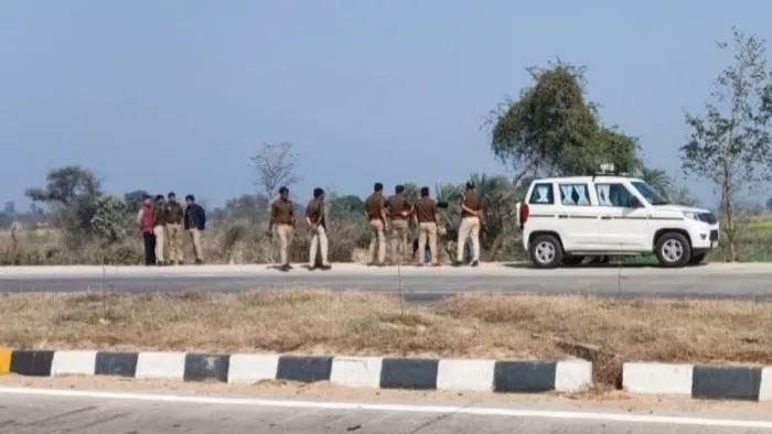 घटनास्थल पर छानबीन करती पुलिस व फोरेंसिक टीम। जागरण