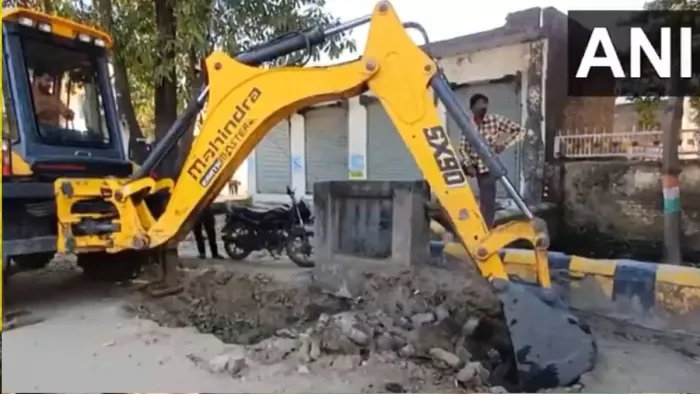 संभल के पहलवाड़ा गांव में महवा नदी के पुनरुद्धार की प्रक्रिया के दौरान मिला कुआं।- वीडियो ग्रैब