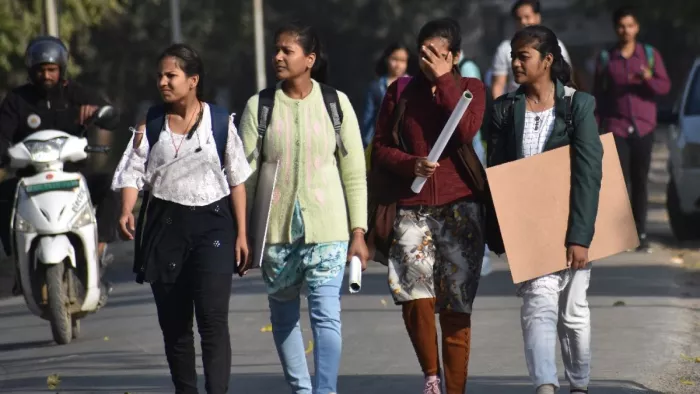 Gorakhpur Weather: सुबह शाम की गुलाबी ठंड के बीच दोपहर में कड़ी धूप और हवा के बीच छात्राएं। संगम दूबे