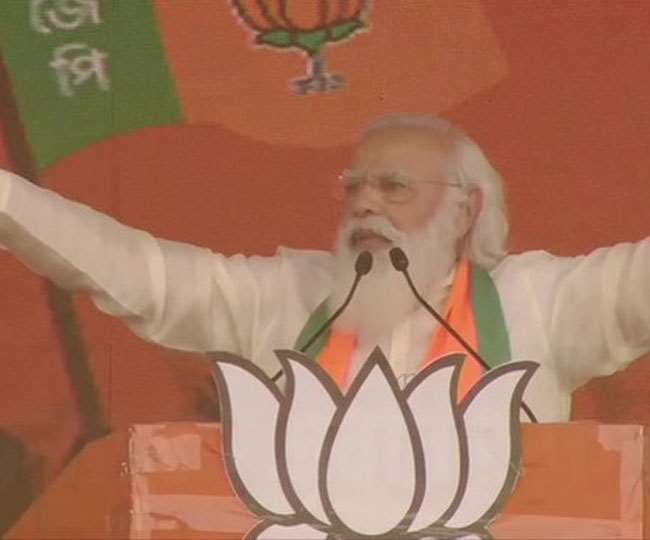 ब्रिगेड परेड ग्राउंड में बोलते प्रधानमंत्री नरेंद्र मोदी । (फोटो: एएनआइ)
