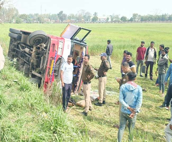 सितारगंज में अनियंत्रित होकर पलटी बस, चालक व कंडक्टर समेत 30 यात्री