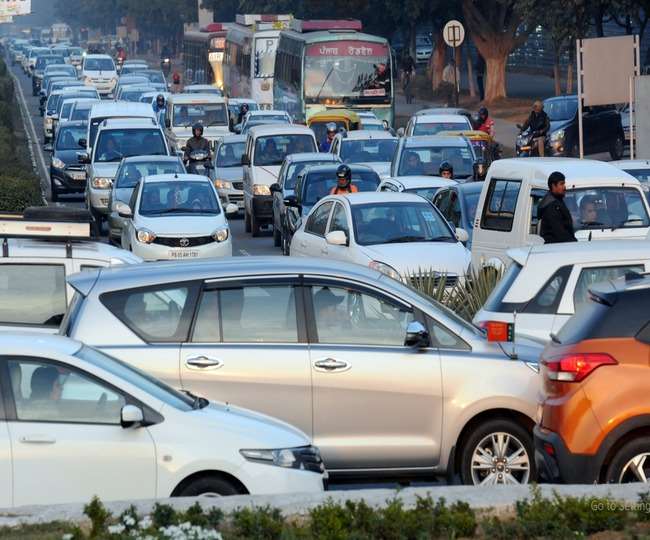 https://www.jagranimages.com/images/newimg/07032022/07_03_2022-traffic_1_22524429.jpg
