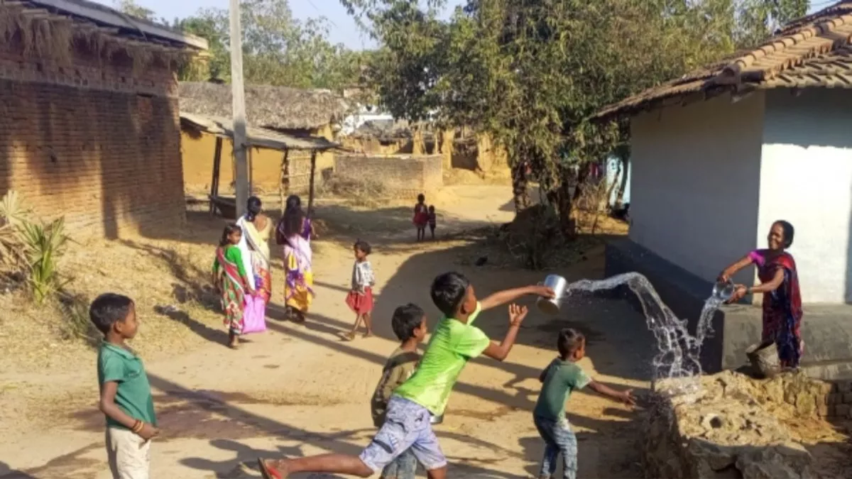 बौंसी शोभापाथर में पानी की होली खेलते आदिवासी महिला व बच्चे