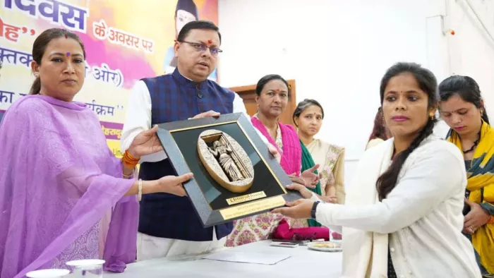 International Women Day 2023: महिला को सम्मानित करते मुख्यंत्री पुष्कर सिंह धामी, महिला सशक्तीकरण एवं बाल विकास मंत्री रेखा आर्या।