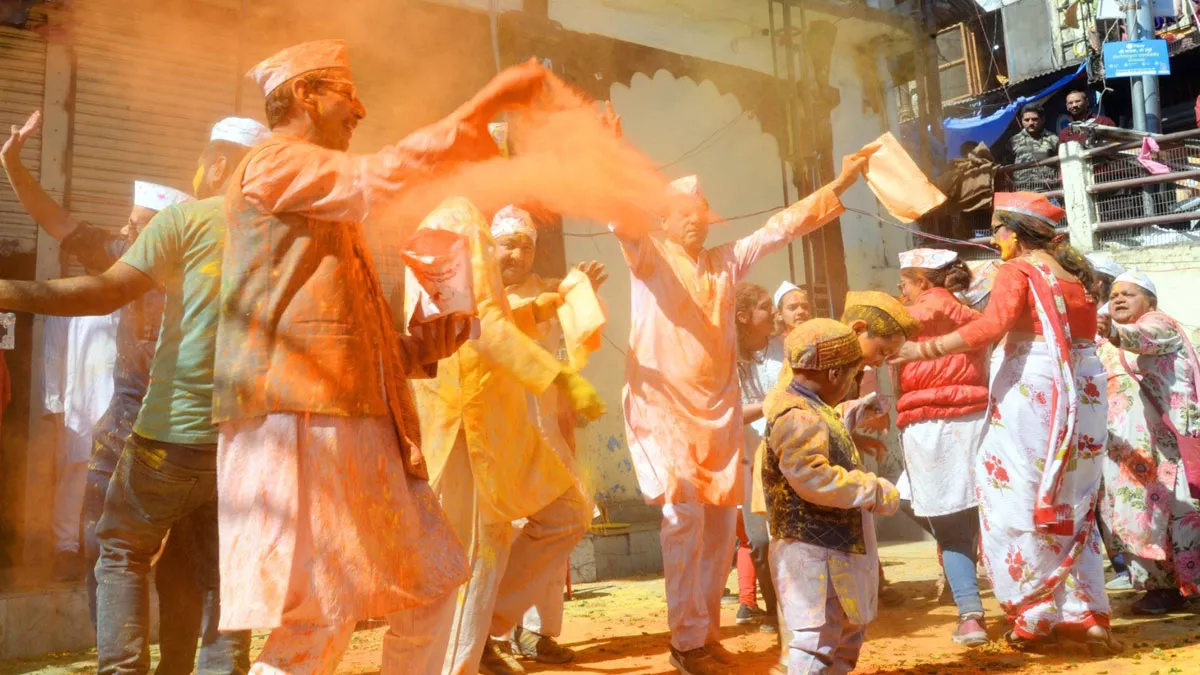 Holi 2023: पहाड़ी वाद्य यंत्र की धुन थाप पर थिरके कर होल्यार ने फूलों की होली खिली।