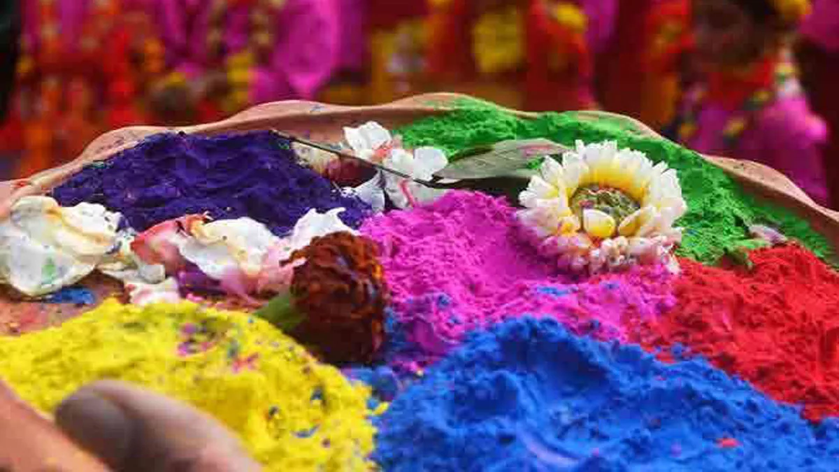 Holi 2023 Tips: थोड़ी सी लापरवाही से आखों और त्वचा को नुकसान हो सकता है।