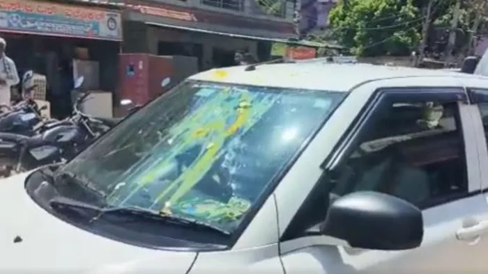 कर्नाटक में कांग्रेस कार्यकर्ताओं ने पार्टी के नेता की कार पर अंडे फेंके (Photo Tweeted by @JafferyAzmath)