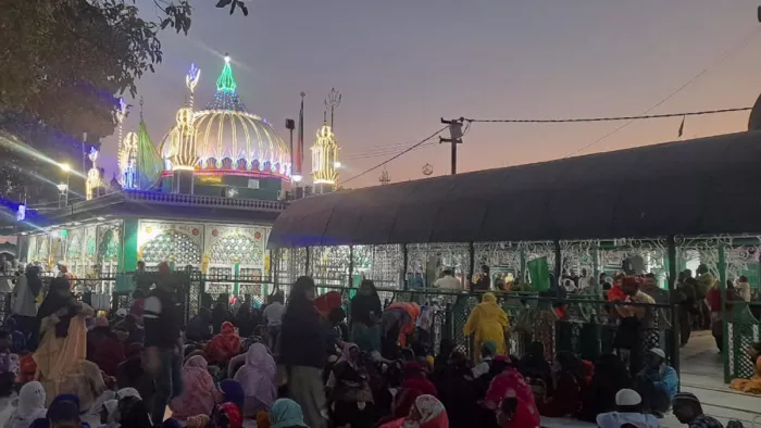 Shab-E-Barat 2023: शब ए बरात पर सजी दरगाह एवं जमा भीड़।
