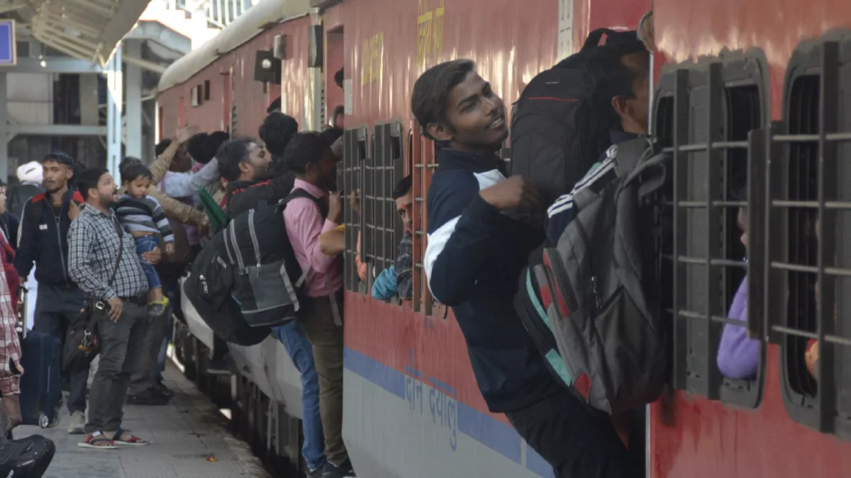 Holi 2023: ट्रेन में पैर रखने की जगह नहीं