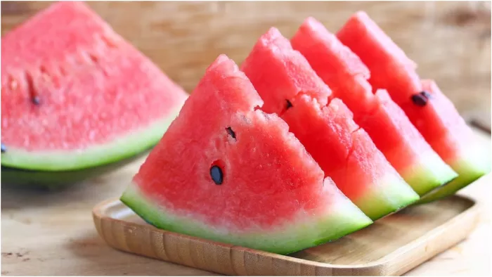 Benefits of Watermelon: ताजगी के अलावा तरबूरज खाने के हैं ये अनेकों गुण, जानें इसे खाने का सही समय
