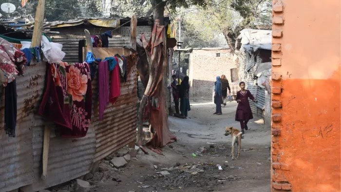 पाकिस्तान से आए हिंदू शरणार्थियों के घरों पर बुलडोजर चलने का खतरा
