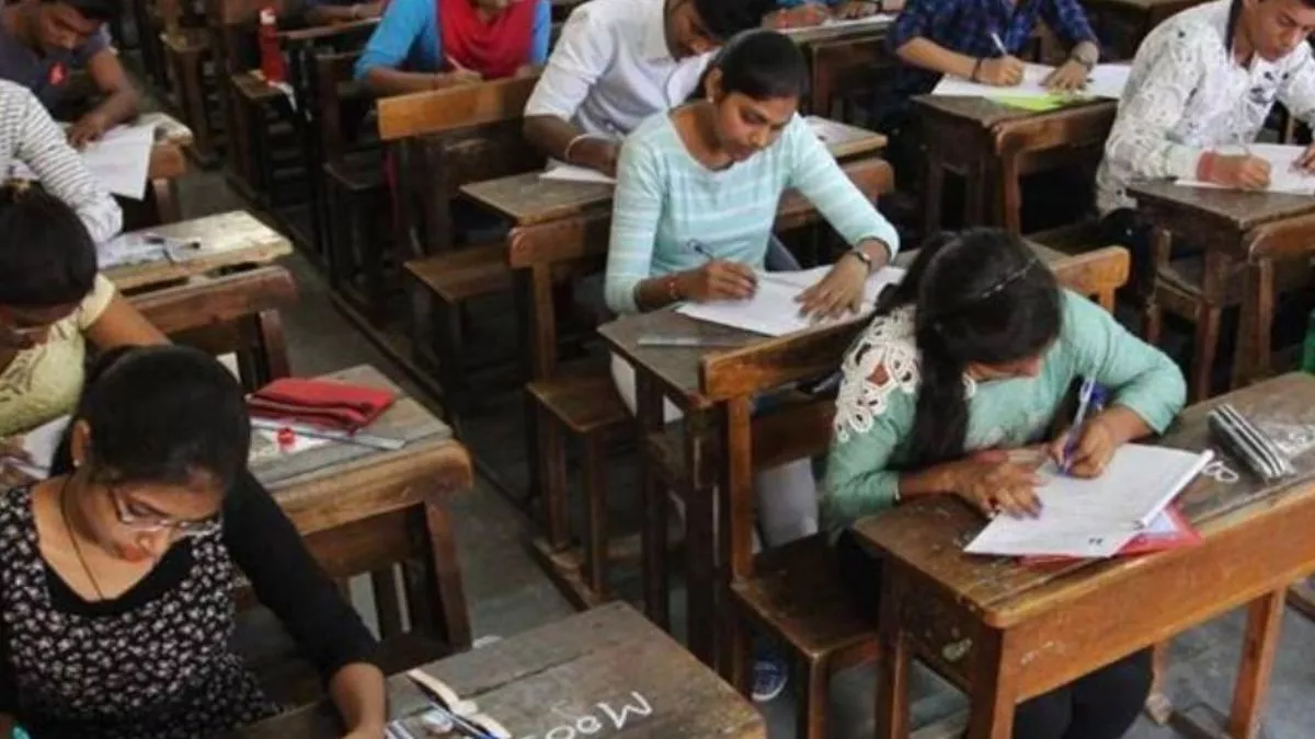 Haryana Board Exam: अंग्रेजी का पेपर लीक होने पर दो सेंटर की परीक्षा रद्द, नकल के 33 मामले दर्ज