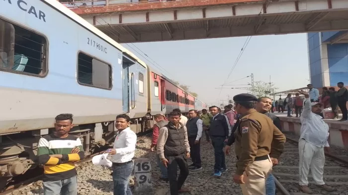 मधुबनी स्टेशन पर सवारी गाड़ी से अचानक निकलने लगी धुआं (जागरण)