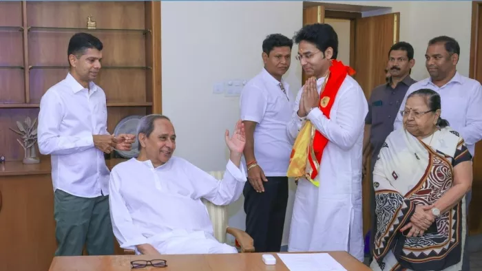 बीजद में शामिल हुए भाजपा के वरिष्ठ नेता विजय महापात्र के बेटे अरविंद महापात्र।