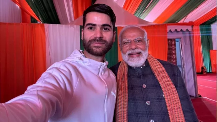 पीएम मोदी ने श्रीनगर में नाजिम नामक कश्मीरी युवा के साथ सेल्फी ली।(फोटो सोर्स: पीएम मोदी)