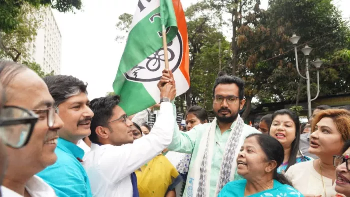 नदिया जिले के राणाघाट दक्षिण क्षेत्र के भाजपा विधायक मुकुटमणि अधिकारी तृणमूल में शामिल।