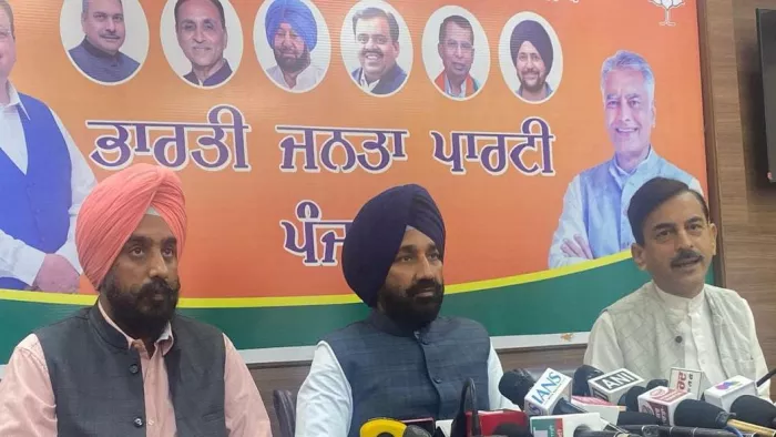 बीजेपी नेता सतनाम सिंह संधू प्रेस कर्मियों से बात करते हुए