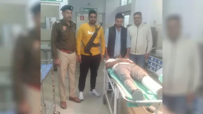 नागरिक अस्पताल में भर्ती है पुलिस मुठभेड़ में घायल बदमाश।