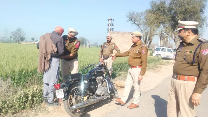 तस्करों के खिलाफ सख्ती से चेकिंग करती पुलिस