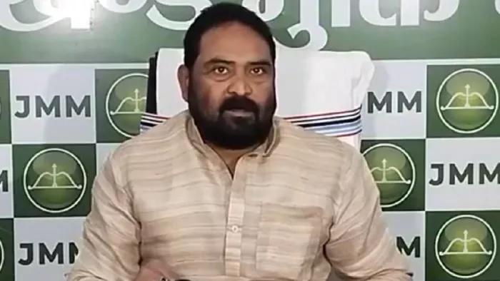 प्रेस कान्फ्रेंस करते हुए झामुमो महासचिव विनोद पांडेय