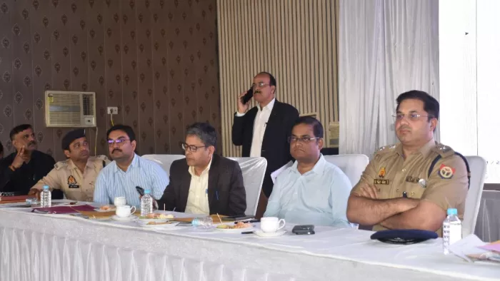 आबकारी की दुकानों की निकाली जा रही ई-लाटरी के दौरान उपस्थित एसएसपी डा.गौरव ग्रोवर,जिलाधिकारी कृष्णा करूणेश व अन्य अधिकारी।-जागरण