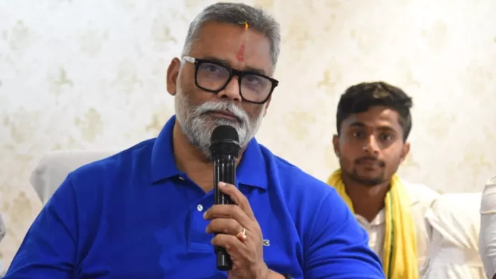पटना में प्रेस से बात करते पूर्णिया सांसद पप्पू यादव। पीछे पीले अंगोछे में रामबाबू।