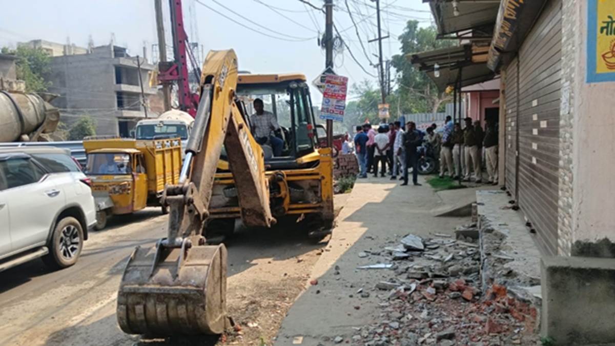 patna news bulldozer ran for 5 hours in khagaul many houses were demolished