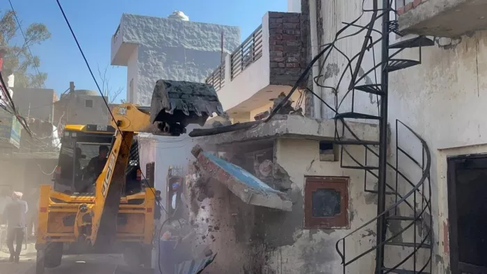 खन्ना में नशा तस्कर के घर पर चलता बुलडोजर। विक्की, जागरण