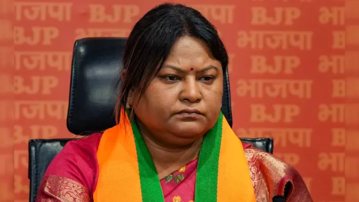 पूर्व विधायक सीता सोरेन पर पीए ने तानी पिस्टल