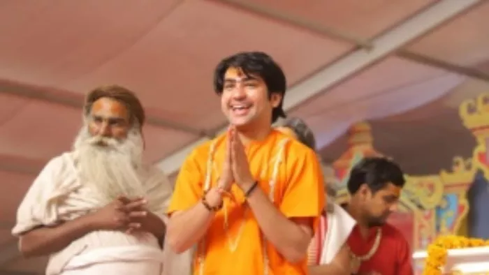 श्रद्धालुओं का अभिवादन करते पं. धीरेंद्र कृष्ण शास्त्री। (फोटो जागरण)