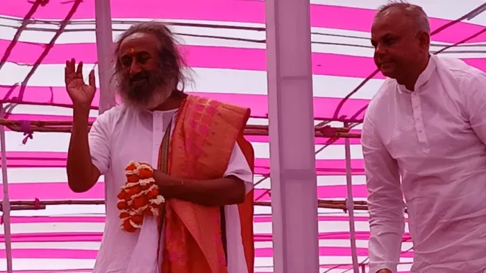 औरंगाबाद में मंच से भक्तों को आशीर्वाद देते गुरुदेव श्री श्री रविशंकर। (फोटो जागरण)