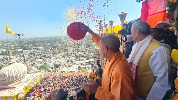 बरसाना में सीएम योगी ने भक्तों पर की फूलों की बारिश