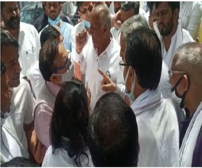 कार्यकर्ताओं को एकत्र करने के लिए जगह बदलने पर हुआ विवाद