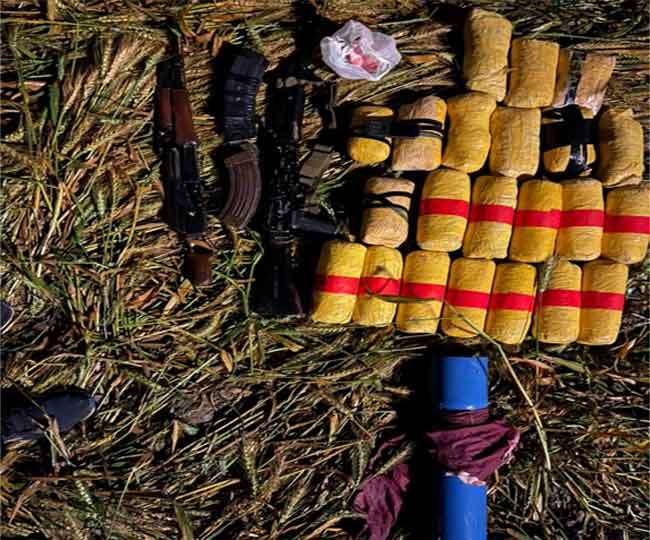 मारे गए पाकिस्तानी घुसपैठिए के पास से बरामद हथियार व नशे की खेप। (जागरण)