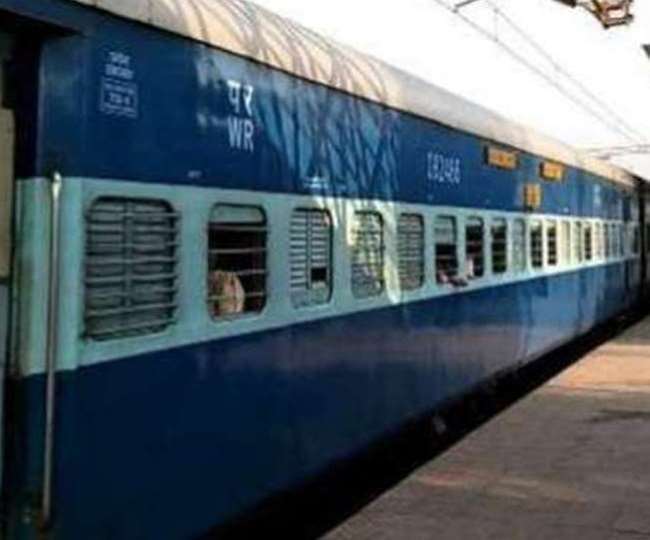रेलवे स्टेशनों पर भीड़ बढ़ने लगी है।