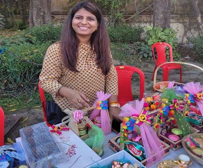 कैंडल स्टाल सजाए कानपुर की रुचि कटियार।