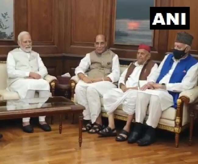 मुलायम, फारूक से मिले पीएम मोदी (फाइल फोटो)