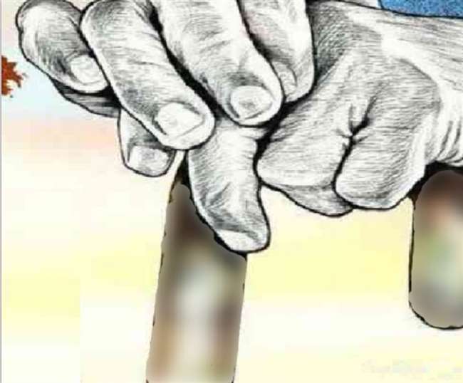 पुलिस ने बुजुर्ग को खाना खिलाया और दवा भी दिलाई।