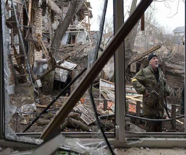 यूक्रेन के बूचा शहर में सैकड़ों आम लोगों के मारे जाने की रिपोर्ट आईं सामने (फोटो सोर्स: एपी)