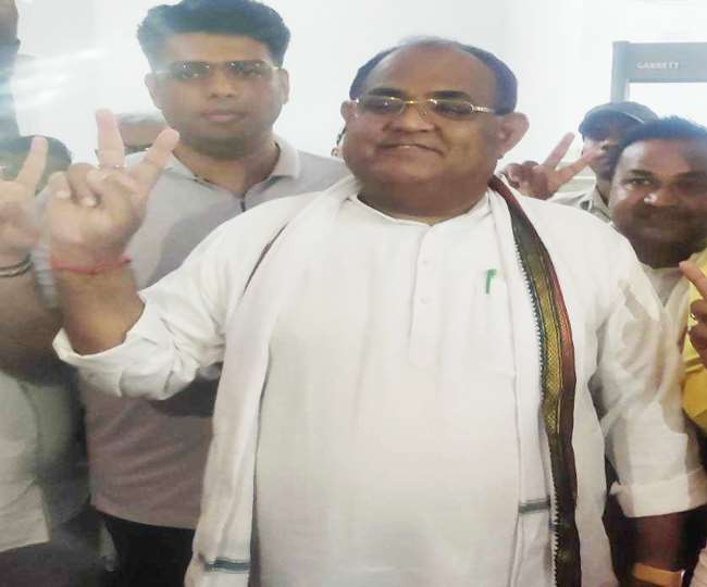 जीत के बाद विक्ट्री साइन दिखाते इं. सच्चिदानंद राय