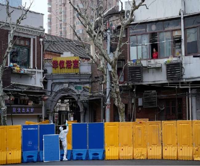 चीन के शहर शंघाई में लाकडाउन के कारण लोगों का बुरा हाल है।